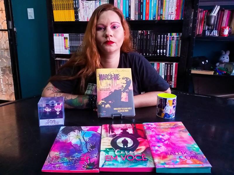 notícia Escritora de romances LGBTQ, Clara Artemis, lança Marca-me