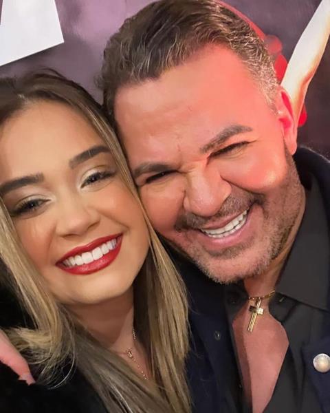 notícia Fernanda Cecoty participa do lançamento dos novos drinks do cantor Eduardo Costa