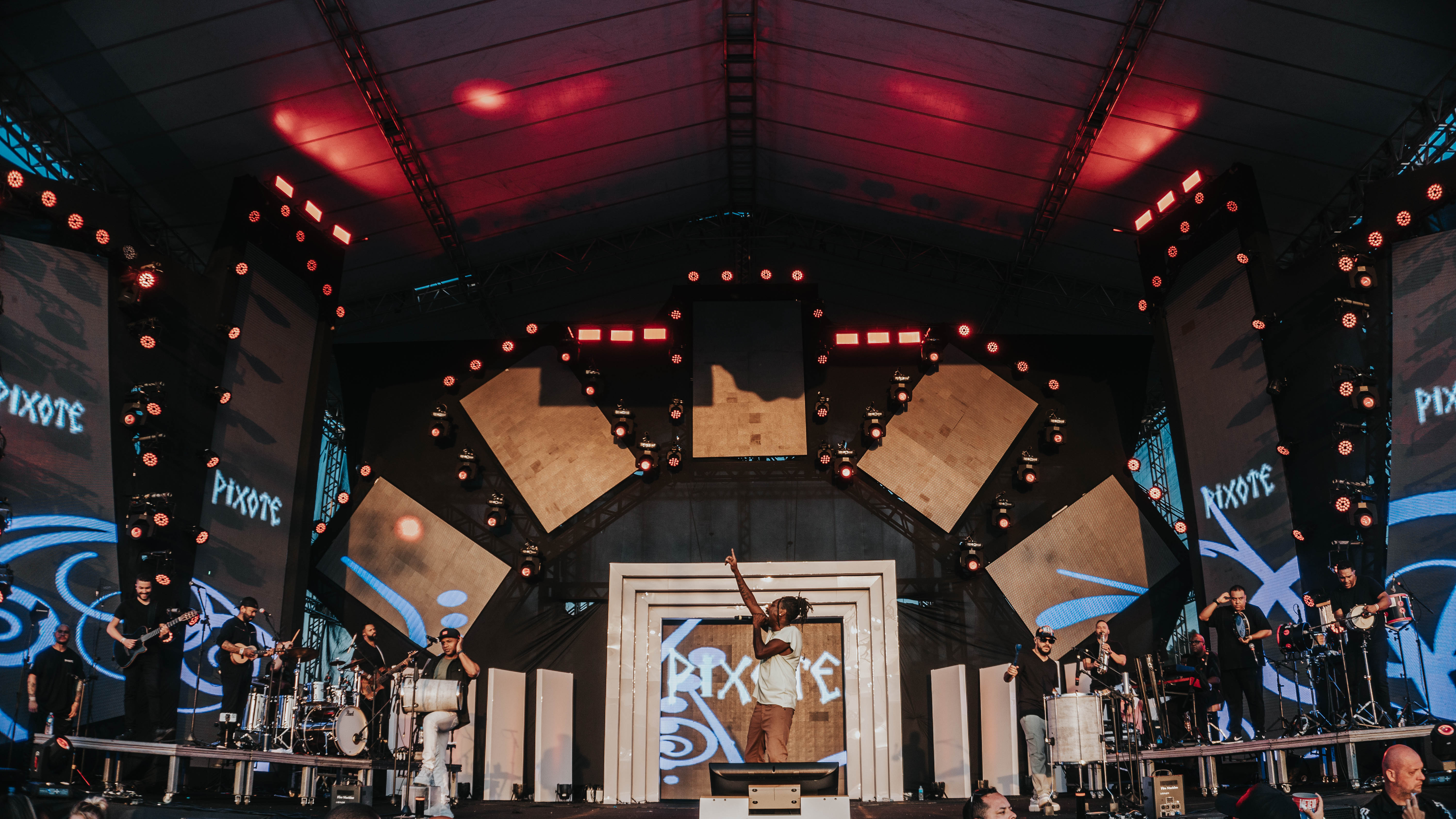 notícia Com shows de Pixote e Belo, Me Leva Festival arrasta multidão em Porto Alegre