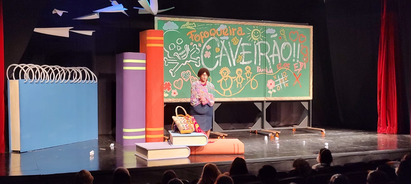 notícia A Diretora é uma comédia 