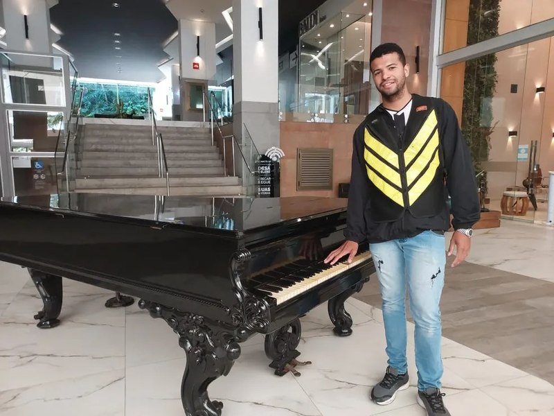 notícia Motoboy surpreende todos ao tocar piano em shopping