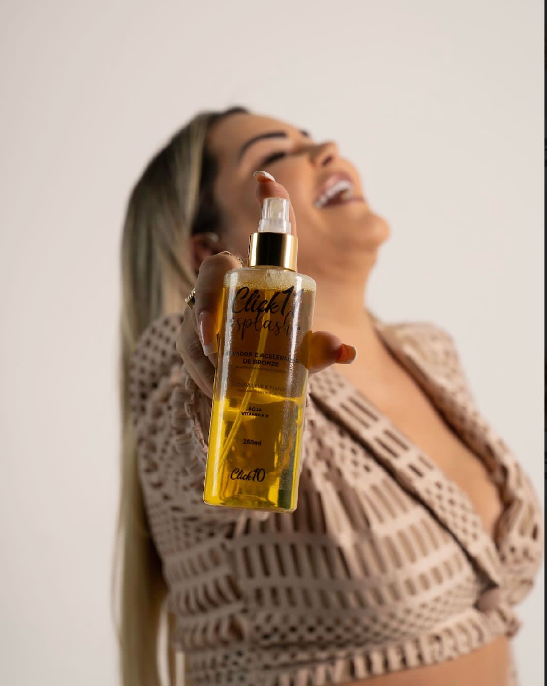 notícia Verão 2023: Empresária Karla Alves lança versão líquida do seu produto de bronzeamento