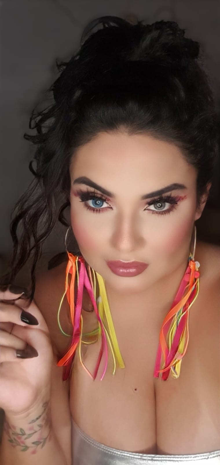 notícia Atriz Aline Peres foi convidada pra desfilar por uma escola de samba 