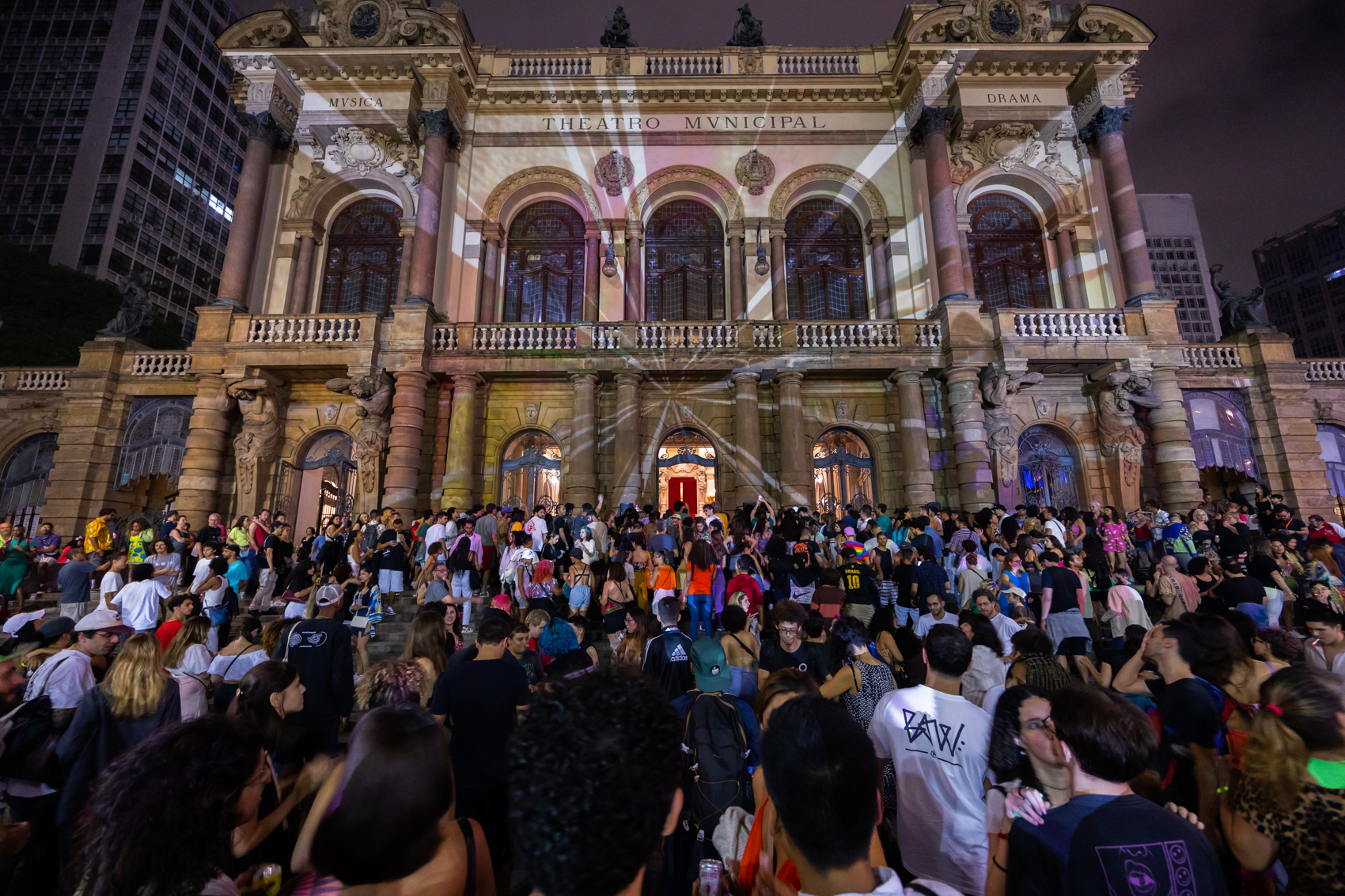 notícia Evento Inovador Reúne Público de Diversas Vertentes Musicais e Projeções de imagem no Theatro Municipal de São Paulo