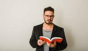 notícia Linguista Pablo Jamilk que já escreveu um livro sobre linguagem neutra, critica USP e o Colégio Dante Alighieri