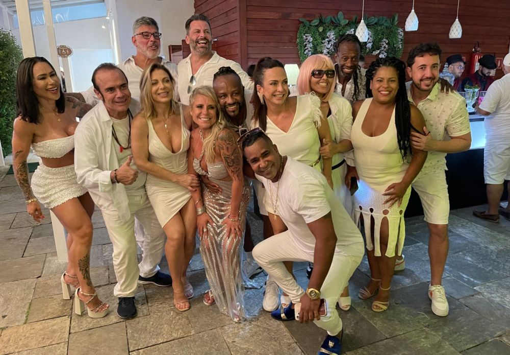 notícia Famosos celebram a chegada dos 50 anos de Claudinho do Grupo Negritude Jr e a sua esposa Roneia Forte