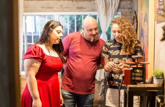 notícia Maciel Ateliê recebe pela primeira vez um casal para fazer parte do processo de elaboração das jóias
