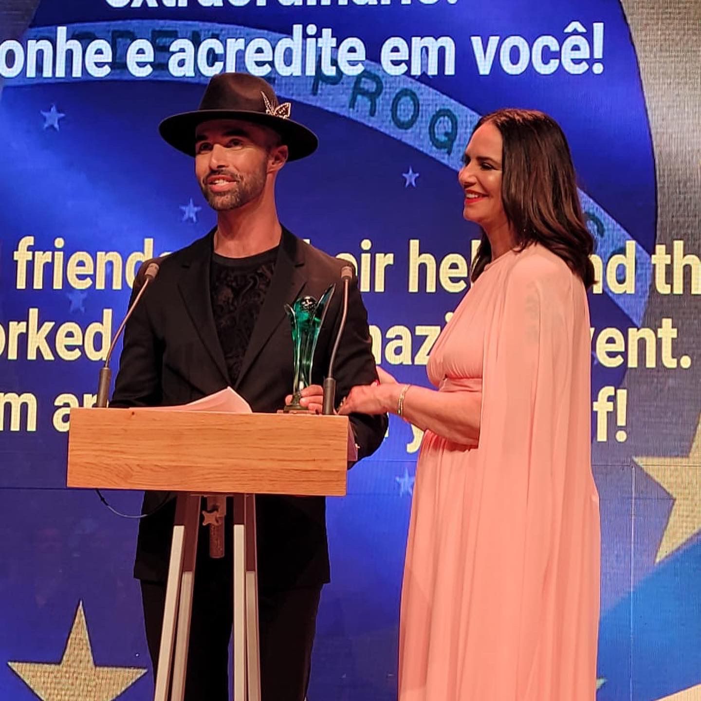 notícia TIAGO OLLIVER: Pintor, Artista Plástico, Ator e Designer Brasileiro