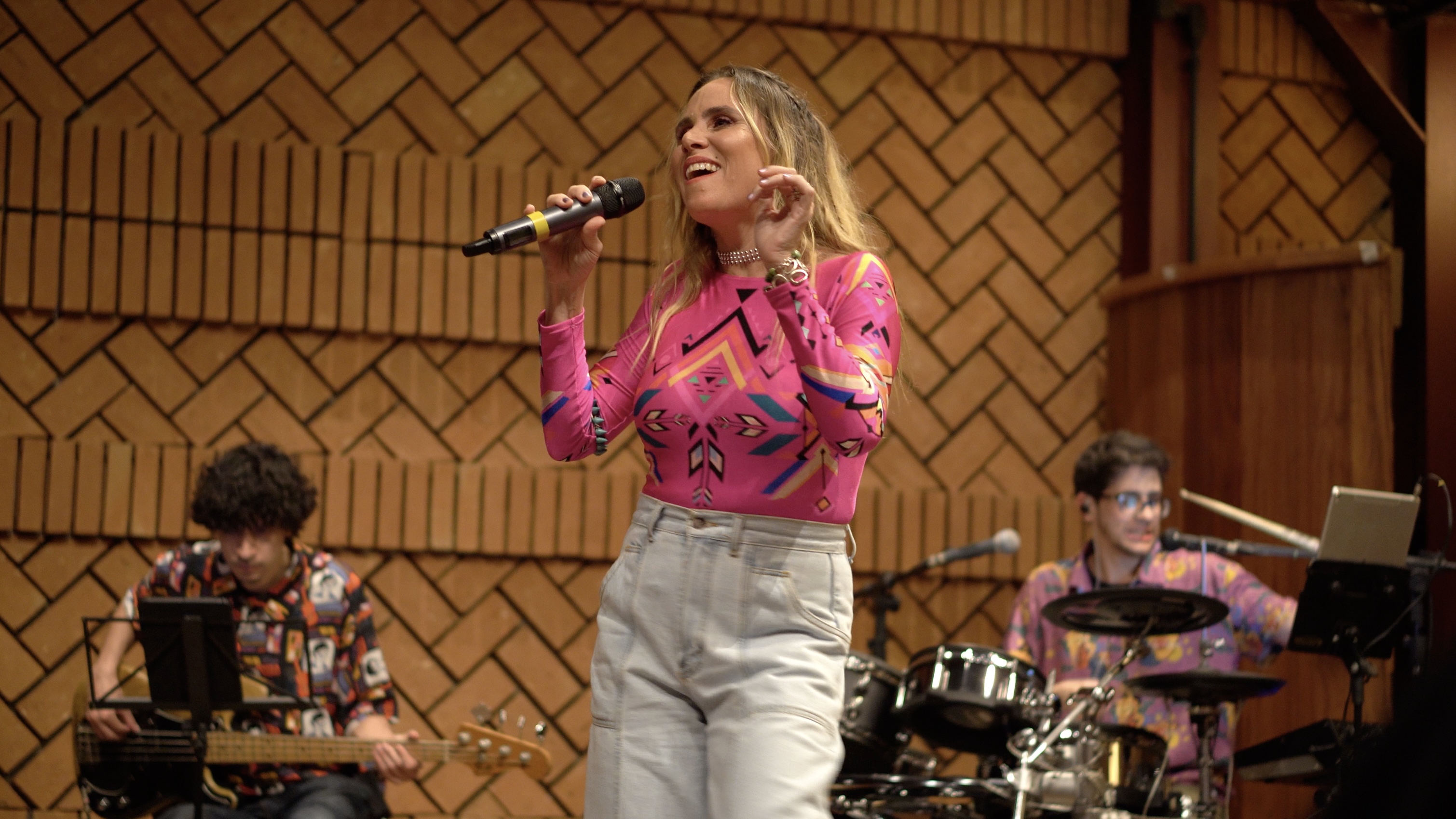 notícia Flavia Alves e banda Crazy Joe apresentam “Tropicalize! O Baile” no The Wall em São Paulo