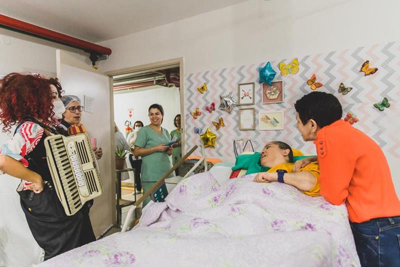 notícia Com edital aberto para seleção de novos espetáculos até o dia 17, Doutores da Alegria leva cultura gratuita a hospitais fluminenses ao longo do mês de julho