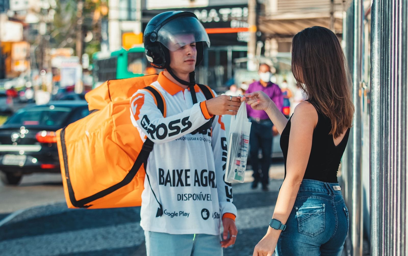 notícia  Mercado de entregas por aplicativos cresce 979,8% e movimenta o cenário econômico brasileiro, aponta IBGE