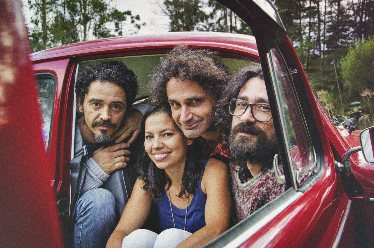 notícia Programa Backstage entrevista a banda Os Trutas