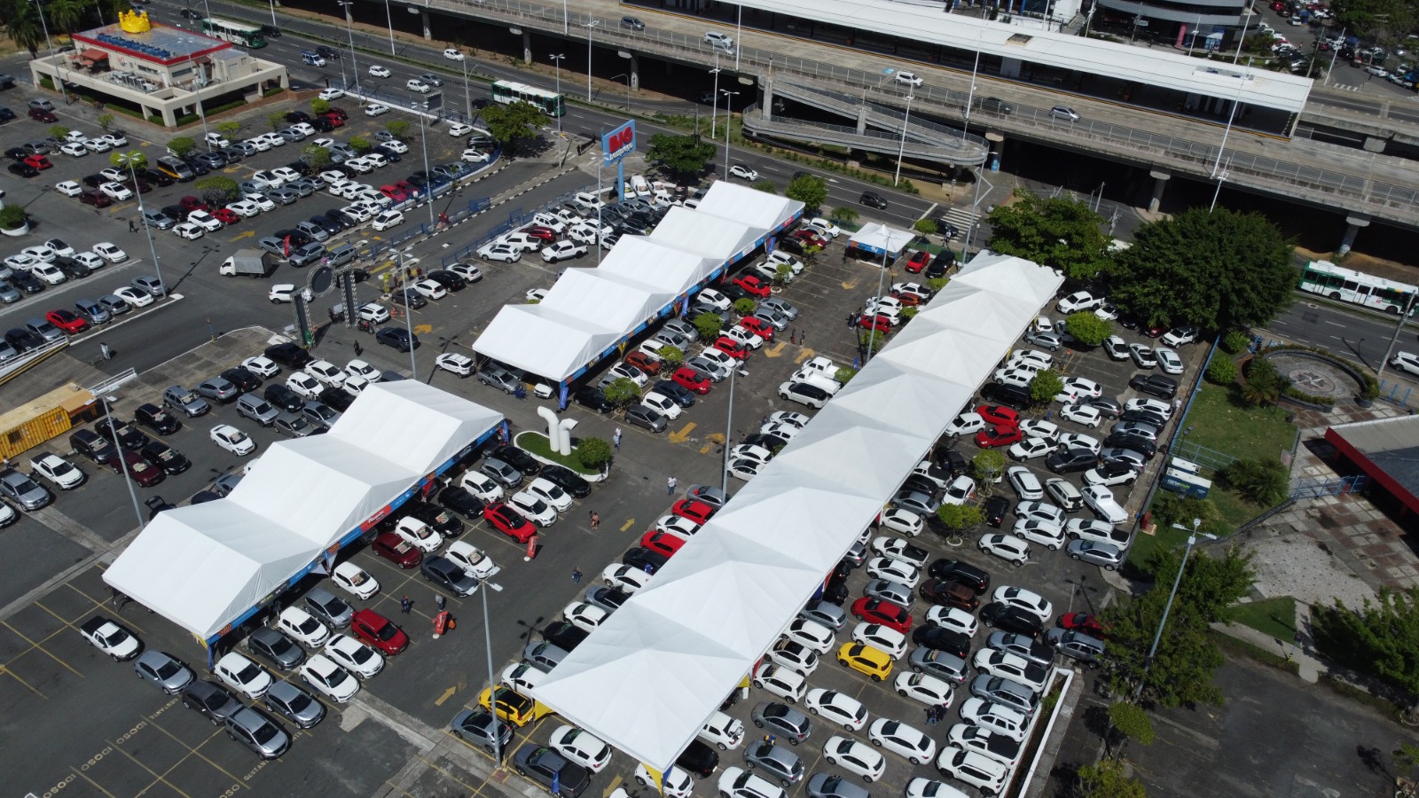 notícia Feirao oferece mais de 1.000 veículos com descontos de até R$ 15 mil, neste fim de semana* _“Duelo dos Seminovos” da Assoveba reúne 18 revendas de sexta (4) a domingo (6) no estacionamento do Carrefour do Iguatemi, antigo Big Bompreço
