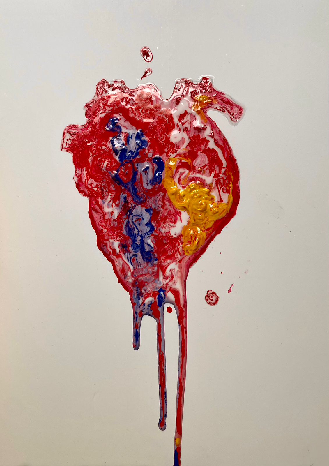 notícia Patricia Secco abre a exposição In Pulso, uma jornada artística que celebra o coração através da diversidade da arte, na gozto Galeria.