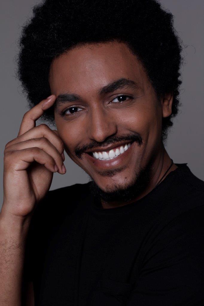 notícia EDIÇÃO ESPECIAL: DIRETO DO RIO DE JANEIRO-RJ – TRAGETÓRIA DE VIDA DO ATOR MULTICULTURAL LUANGELYS DE PAULA 