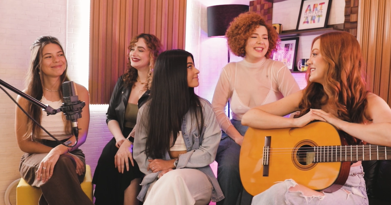 notícia Sofia Gayoso reúne time de cantoras no clipe de 