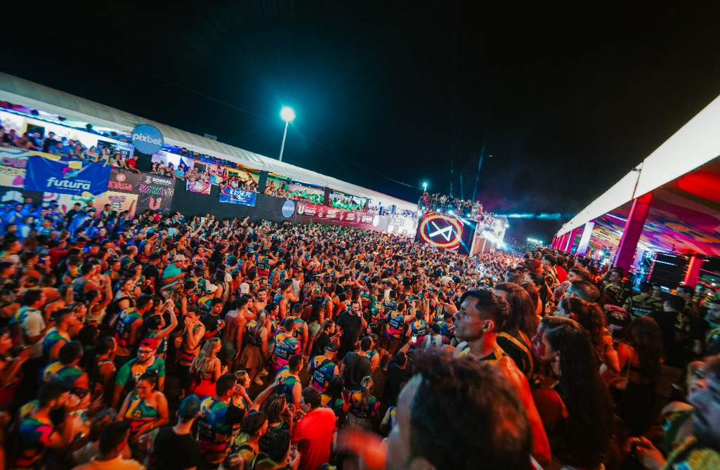 notícia CarnaSobral 2023 é sucesso absoluto com mais de 40 mil foliões passando pela avenida