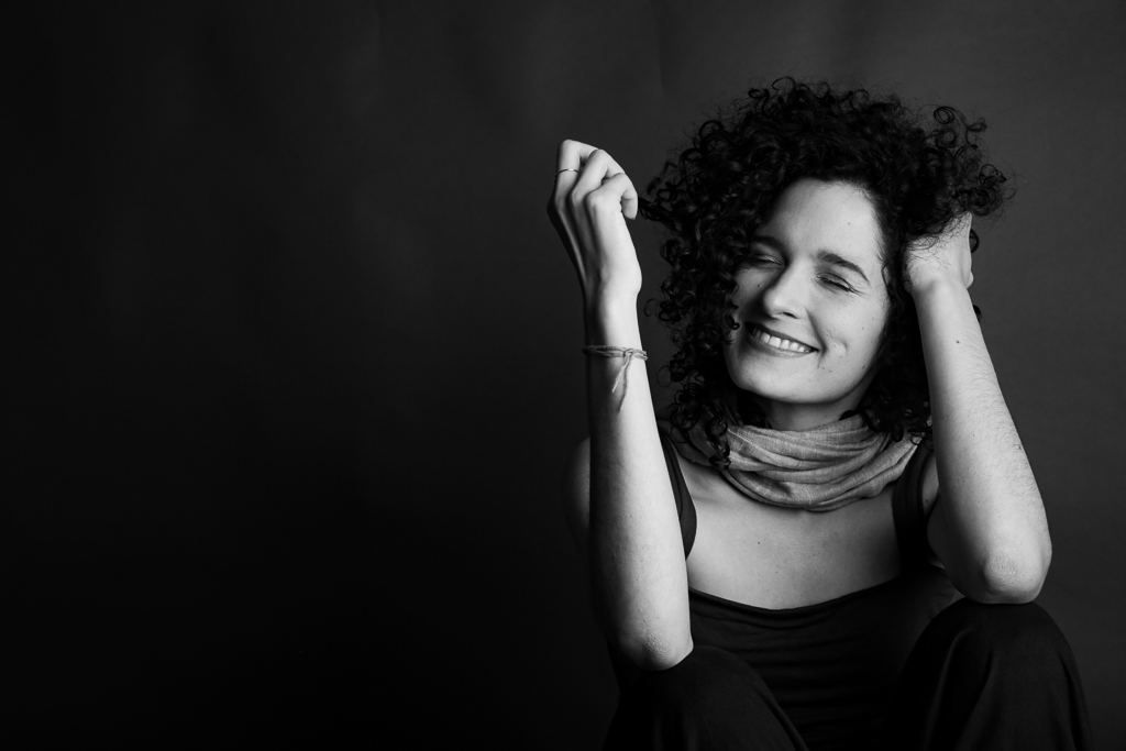 notícia Cantora Laís Gomes lança o álbum “Ô de Fora, Vamos Entrar” com sambas consagrados e autorais