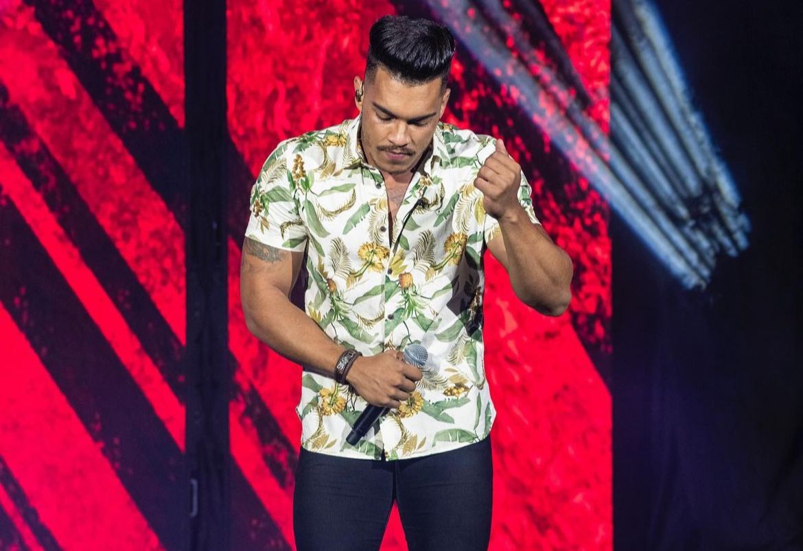 notícia Yan Raparigueiro uma artista completo cantando o arrocha baiano