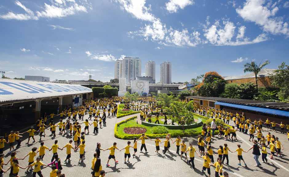 notícia Alunos recebem kits de materiais escolares e de uniformes em São Paulo