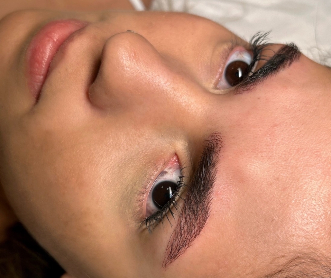 notícia Com efeito natural, nova tendência em 2024, a nanopigmentação é a queridinha do momento nos salões de beleza