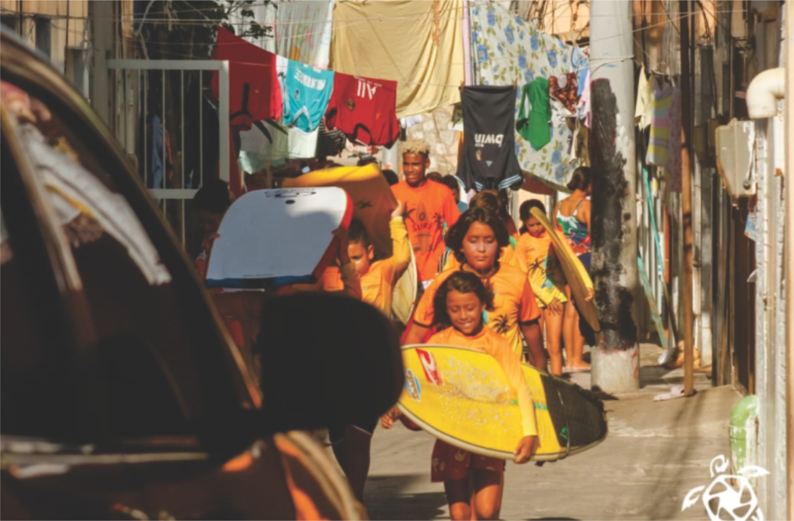 notícia Projeto utiliza o surf para transformar vidas em comunidades vulneráveis na orla de Fortaleza