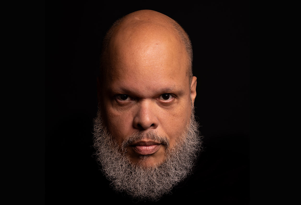 notícia O 14° ÁLBUM DE ED MOTTA, “BEHIND THE TEA CHRONICLES”,  É ACLAMADO PELA CRÍTICA ESPECIALIZADA  E ULTRAPASSA 550 MIL STREAMS EM SEU LANÇAMENTO