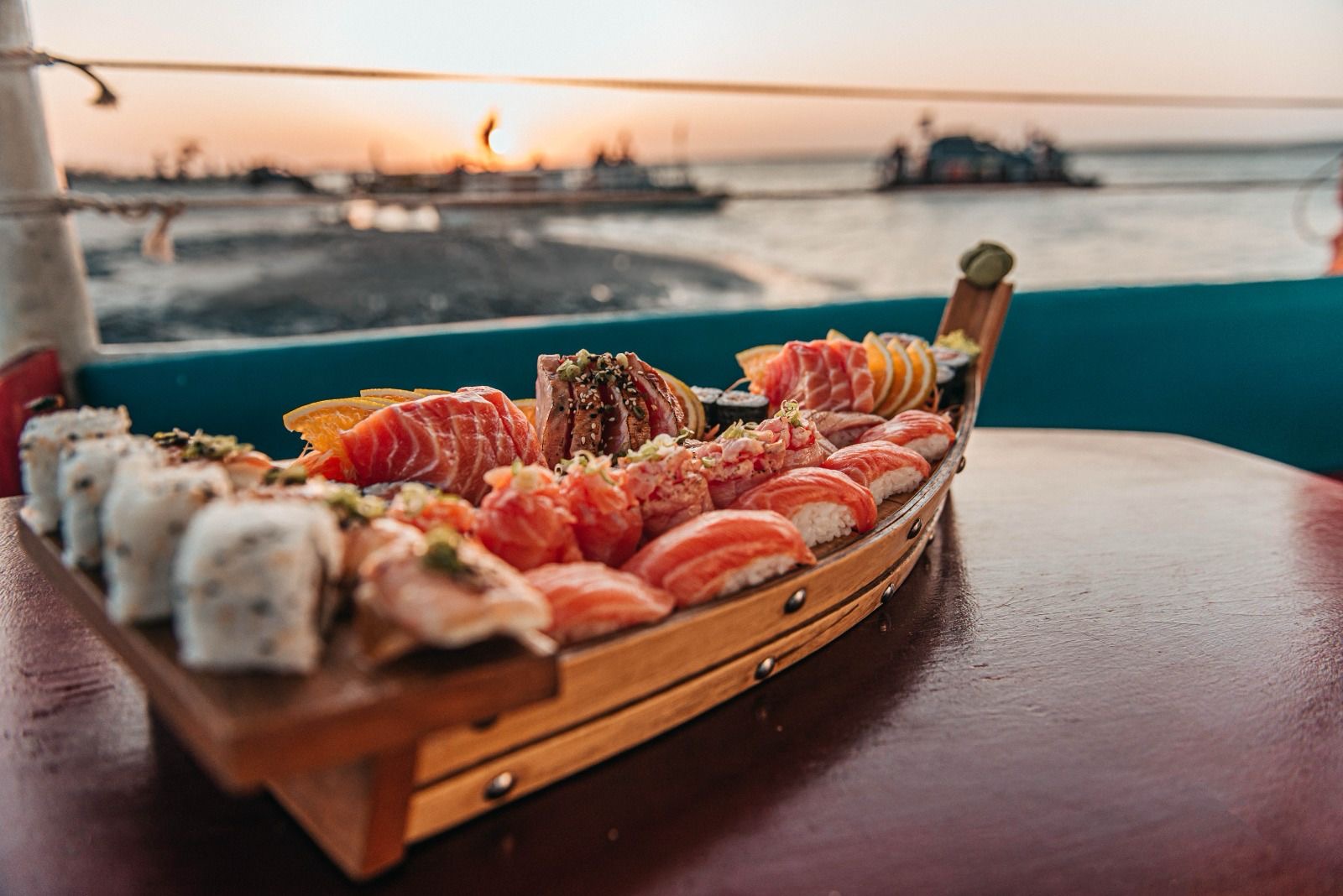 notícia Novos ventos soprando rumo ao píer de Camocim, é o barco mais charmoso  Julie Lounge Boat chegando para ancorar no píer de Camocim! Vamos embarcar nessa?!