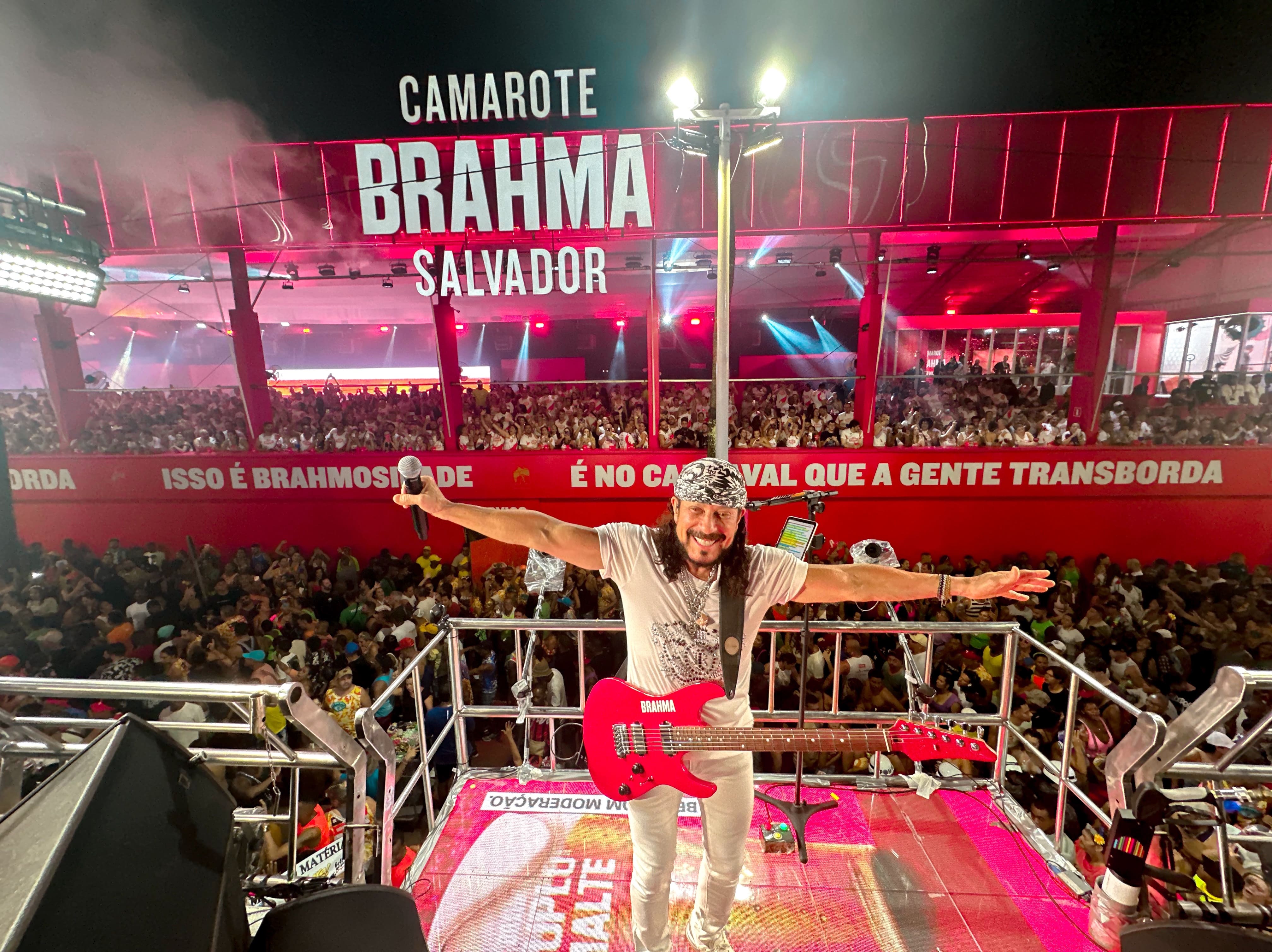 notícia Brahma presenteia Bell Marques com guitarra em homenagem aos dez anos de carreira solo 