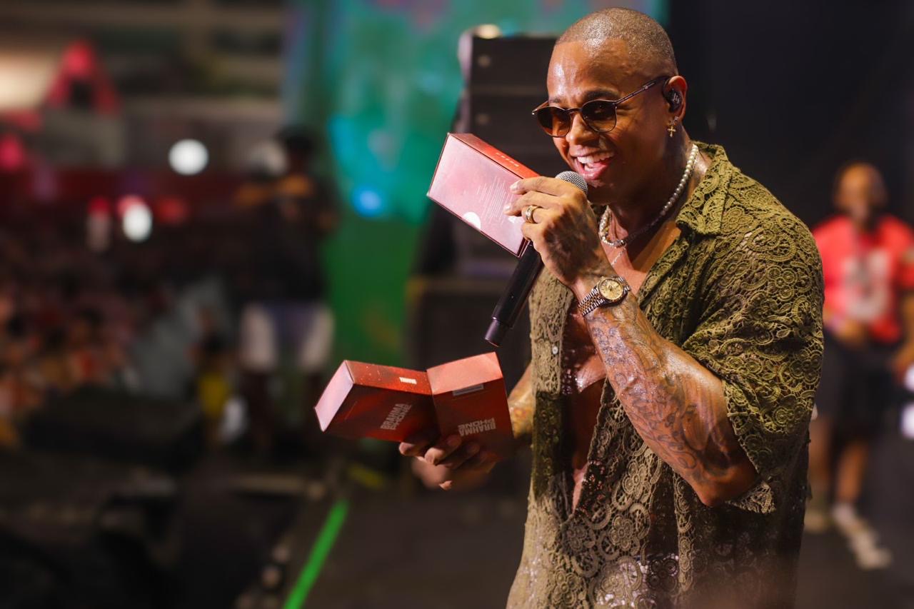 notícia Leo Santana presenteia com Brahma Phones público do camarote da marca em Salvador