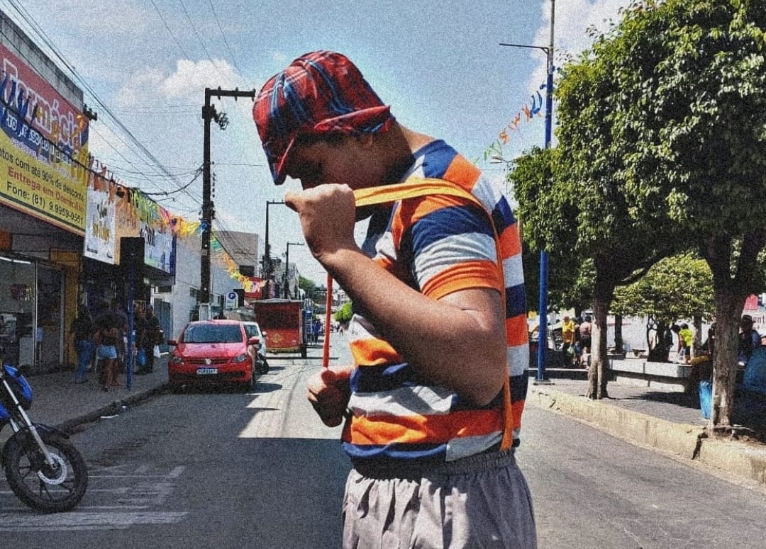 notícia Cantor e Ator Odoguiinha faz homenagem a Chaves no Bloco “Galo da Madrugada” em Pernambuco e elogia Fátima Bernardes