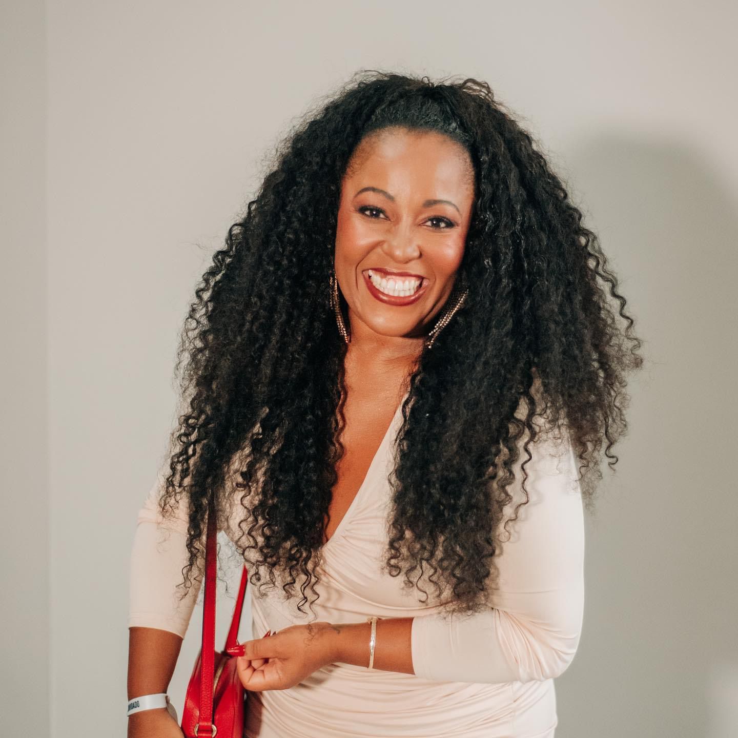 notícia Tia Má dubla personagem Dora da série de animação “Aventuras de Ami”