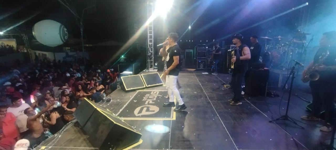 notícia Central foi ao delírio com o show da banda Forró dos Plays