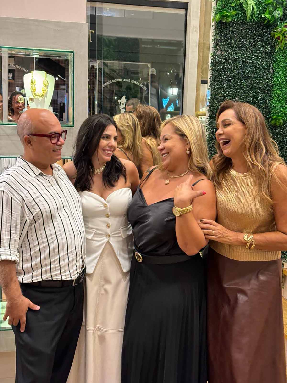 notícia Escritora Sandra Martins marca presença em evento de lançamento da nova linha da D’Marri Joias