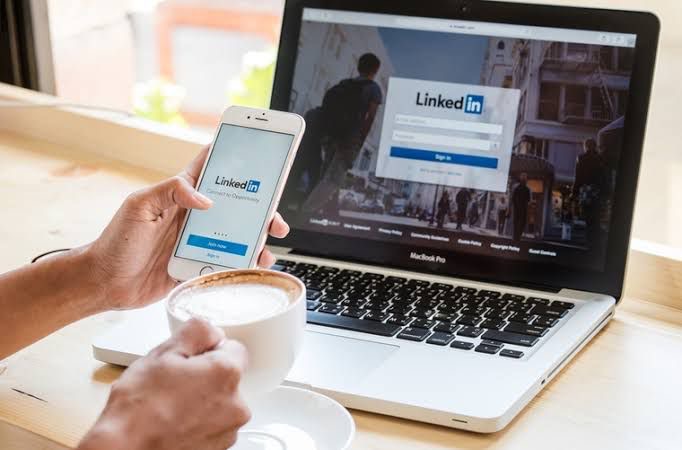 notícia LinkedIn, aliado à inteligência artificial, é o futuro do recrutamento: cerca de 57% dos profissionais no Brasil estão investindo mais no uso da plataforma