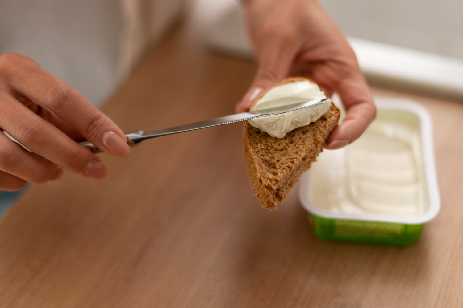 notícia O que é melhor comer, manteiga ou margarina? Desvendando Mitos Nutricionais