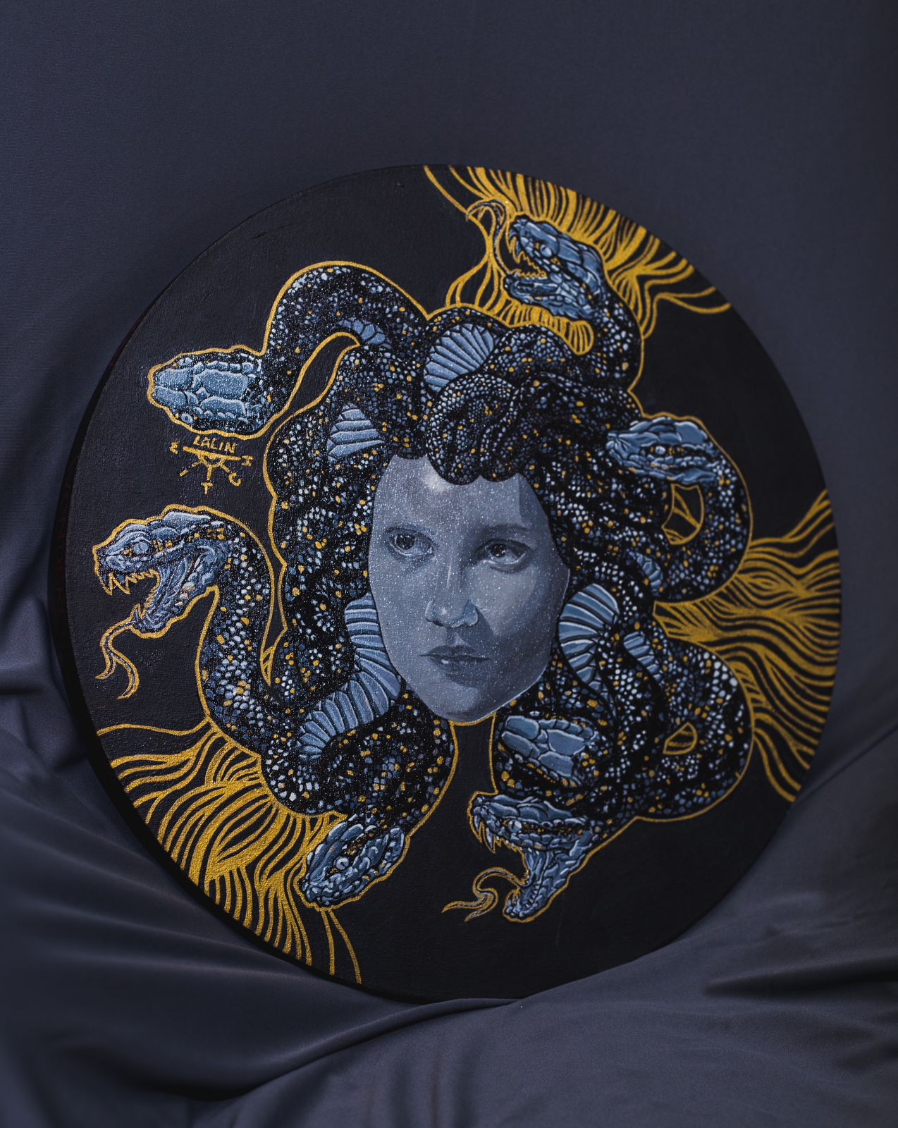 notícia Lalin Witch apresenta a exposição 'Offence', no Espaço Cultural  M.D. Gotlib, com obras inéditas,  no Shopping Cassino Atlântico