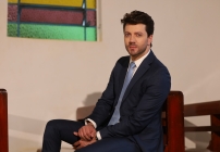 noticia Evandro Jr. transforma dilemas do amor em história cinematográfica no clipe de “Vai Casar”