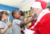 notícia  Cerca de 525 alunos da Educação Infantil  de Louveira recebem visita do Papai Noel