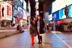 noticia Funkeira Mc Mirella posa de lingerie cinta liga em plena Times Square em NY