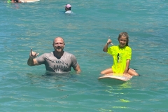 noticia Coral, filha do tricampeão mundial Phil Rajzman, participa do North Shore Menehune Surfing Championships, no Havaí