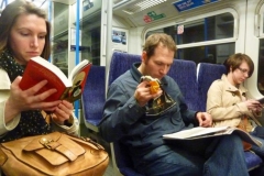 noticia Na Romênia, você pode viajar de graça se estiver lendo livros durante a viagem.