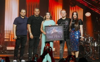 noticia Davi Sacer recebe placa pela marca de 1 bilhão de streams