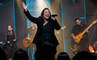 noticia Com “Ele é Grande”, Cindy Tápia marca sua estreia musical pela Todah Experience Live