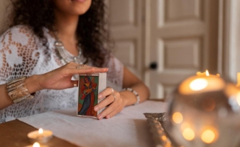 noticia 30% dos adultos recorrem à astrologia, tarô ou videntes ao menos uma vez por ano