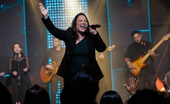 noticia Com “Ele é Grande”, Cindy Tápia marca sua estreia musical pela Todah Experience Live