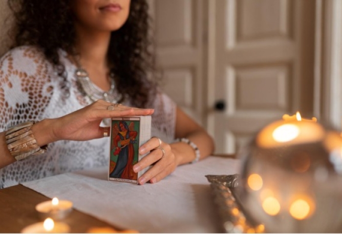 noticia 30% dos adultos recorrem à astrologia, tarô ou videntes ao menos uma vez por ano