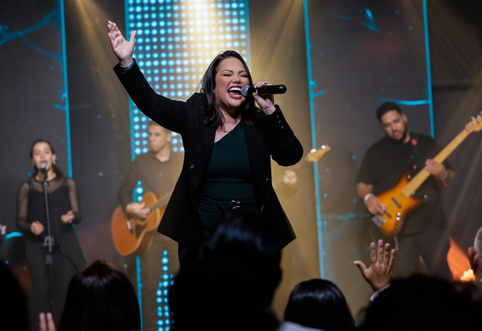 noticia Com “Ele é Grande”, Cindy Tápia marca sua estreia musical pela Todah Experience Live