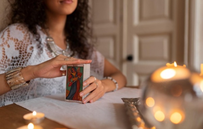 noticia 30% dos adultos recorrem à astrologia, tarô ou videntes ao menos uma vez por ano