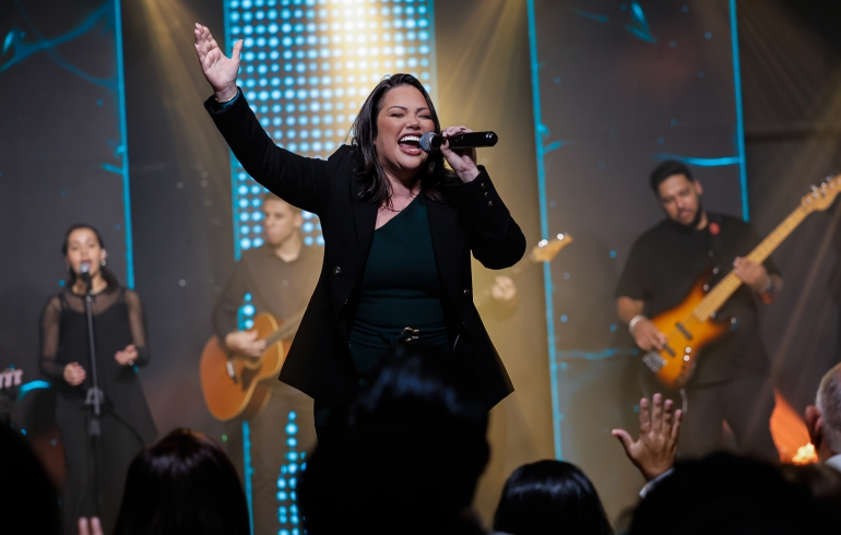 noticia Com “Ele é Grande”, Cindy Tápia marca sua estreia musical pela Todah Experience Live